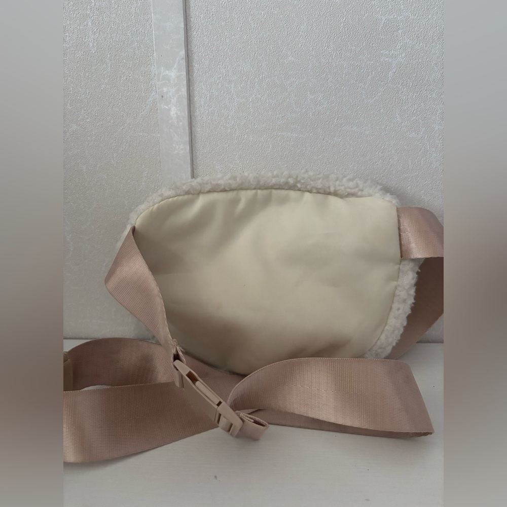 Apana Studio To Street | Cozy Sherpa Belt Bag in off-white - Picture 4 of 6